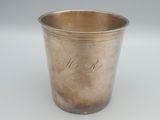 une coupe ancienne en argent portant une inscription avec un monogramme
