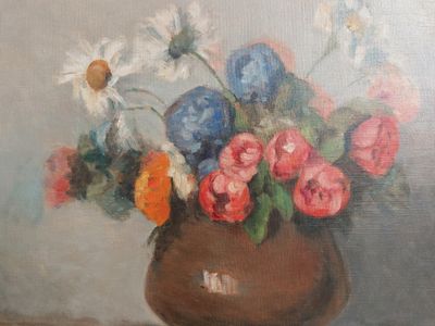 une peinture de fleurs dans un vase sur une table