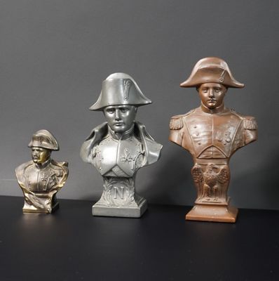 trois busturines de types différents posées sur une table noire