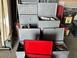 beaucoup de cartons et d'outils dans un garage