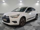 la citrole blanche est garee sur un carrelage en damier