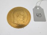gros plan d'une pièce d'or portant une étiquette de prix