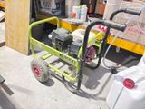 un petit chariot vert surmonté d'une pompe à eau