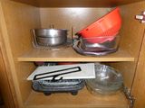une armoire en bois sur laquelle sont posés deux casseroles et poêles
