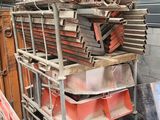 un gros tas d'objets métalliques dans un entrepôt