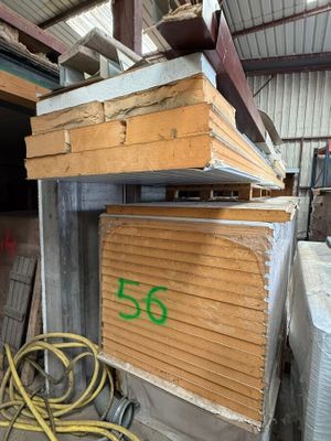 un tas de bois qui se trouve dans un bâtiment