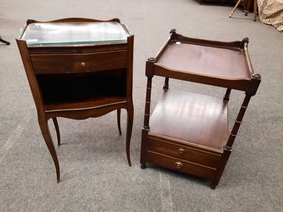 paire de tables d'appoint anciennes avec plateau en verre et pieds en bois