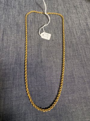 un collier à chaîne en or muni d'une pendentif