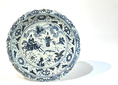une assiette bleue et blanche avec une image d'un homme à cheval