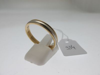 gros plan d'une bague en or portant une étiquette de prix