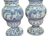 une paire de vases bleus et blancs empilés l'un sur l'autre