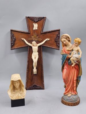 163 / J1 / Lot religieux en résine comprenant un cruci…
