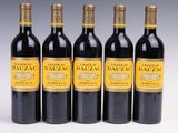 six bouteilles de vin sont alignées dans une rangée