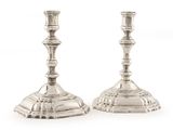 paire de chandeliers en argent sur fond blanc