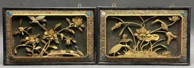 Paire de panneaux en bas-relief laqué doré de fleurs de lotu…