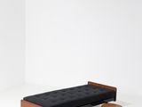 une image représentant un banc en bois recouvert de tissu noir