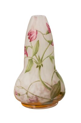 un vase blanc orné de fleurs roses peintes