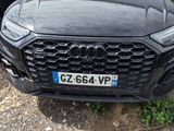 l'avant d'une voiture noire garée sur un parking