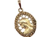 une image représentant un pendentif en or avec le visage d'une femme au centre