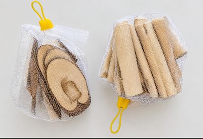 deux sacs de copeaux de bois posés sur une surface blanche