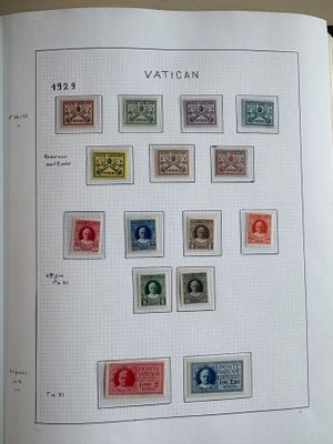 un livre sur lequel figurent des images de différents timbres