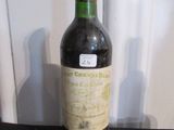 une bouteille de vin posée sur une table
