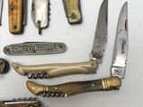 de nombreux types de couteaux différents et des couteaux sur la table