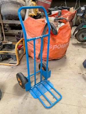 un diable bleu qui se trouve dans un garage