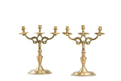 Paire de candélabres à trois bras de lumière en laiton ajour…