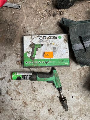 une boîte à outils posée par terre à côté d'une paire de ciseaux