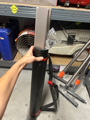 une personne tenant un couteau à la main dans un garage