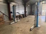 un garage rempli d'outils