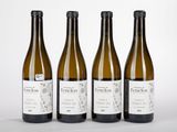 trois bouteilles de vin posées sur une table blanche