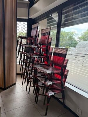 de nombreuses chaises alignées devant une fenêtre