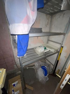 une photo d'une chambre avec un lit superposé et une poubelle