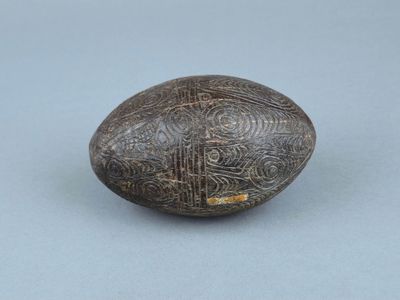 une image représentant un objet en bois posé sur une surface bleue