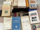 plusieurs livres sont empilés sur une table