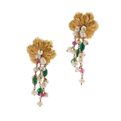 PAIRE DE BOUCLES D'OREILLES présentant un décor végétal rete…