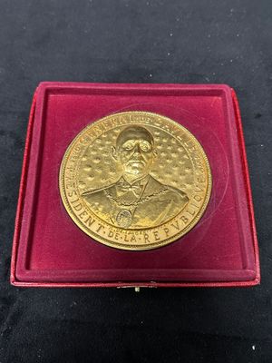 un gros plan sur une médaille d'or dans un coffret rouge