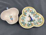 two small dishes are sitting next to each other on a table