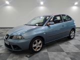 la photo d'une voiture bleue garée dans un garage