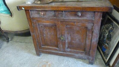 une armoire en bois surmontée d'un panier