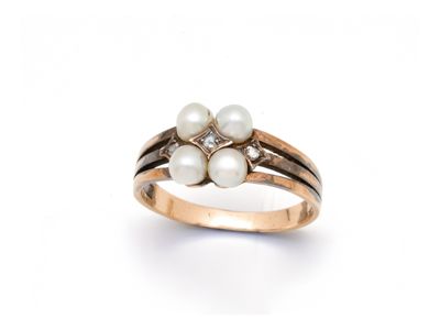 gros plan d'une bague en or avec des perles et des diamants