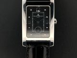 gros plan d'une montre sur une surface noire