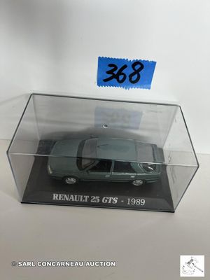 une photo d'une petite voiture dans une boîte transparente posée sur une table