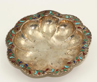 une image représentant un bol en argent orné d'un motif floral