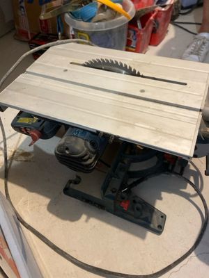 une table sur laquelle est posée une scie