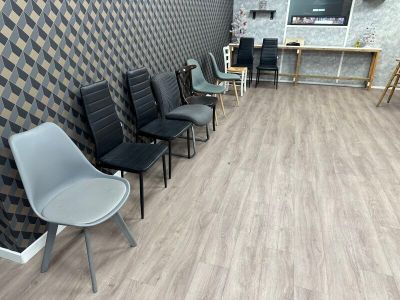 Ensemble de mobilier se trouvant dans la partie salle de rep…