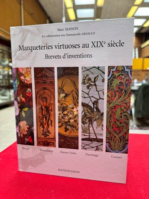 un gros plan d'un livre posé sur une table dans un magasin