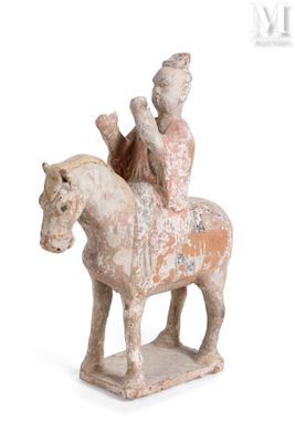 statue représentant un homme à cheval avec une femme à l'arrière